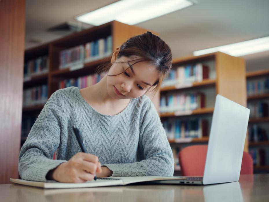 How do I write a literary analysis essay on a novel